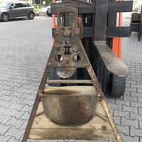 Antico cavalletto e morsa per tubi idraulici