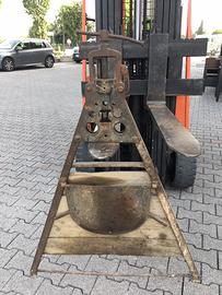 Antico cavalletto e morsa per tubi idraulici