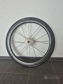 Le ruote in carbonio per la bicicletta di strada