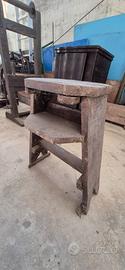 antico sgabello in legno 
