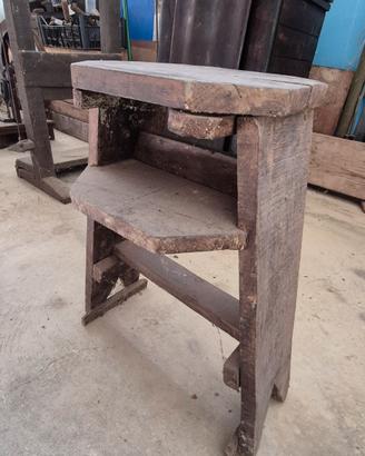 antico sgabello in legno 