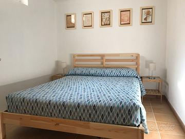 1 Letto in legno 140 x 200 - 2 comodini