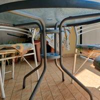 tavolo e sedie da balcone e/o giardino.