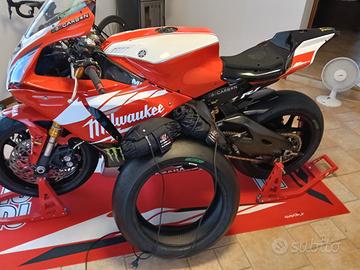 Yamaha r1