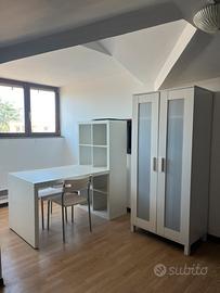 Scrivania e armadietto IKEA