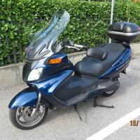 Suzuki Burgman 650 con Bauletto Givi V46