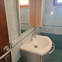 Mobile sospeso bagno con specchio e mobiletto