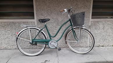 donna ragazza 26 con cestino pronta all'uso 