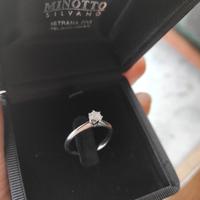 Anello da donna in oro bianco con diamante