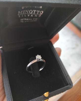 Anello da donna in oro bianco con diamante