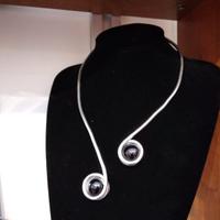 collana rigida con perle nere