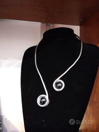 collana rigida con perle nere