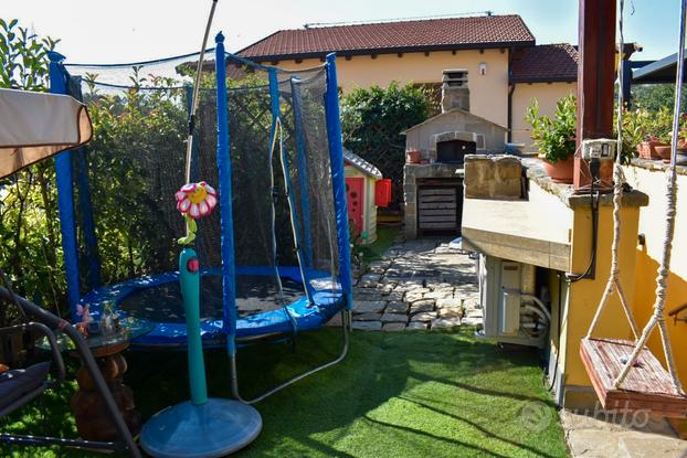 Villetta bifamiliare con giardino privato e box