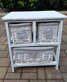 Mobiletto in legno shabby con 3 cassetti in vimini