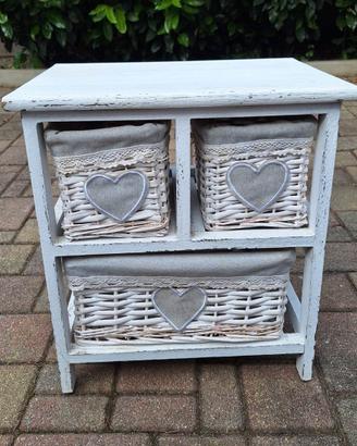 Mobiletto in legno shabby con 3 cassetti in vimini