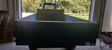 Rimorchio agricolo con asse motrice