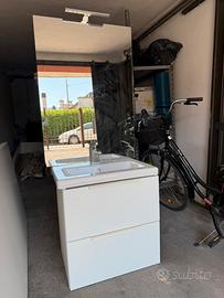 Mobile bagno con lavabo, specchiera e rubinetteria