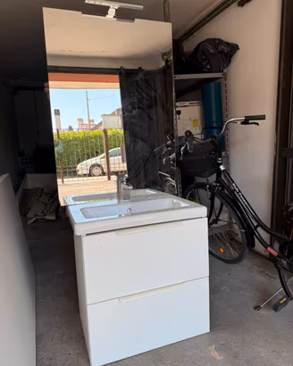 Mobile bagno con lavabo, specchiera e rubinetteria