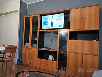 sala completa con tavolo e sedie