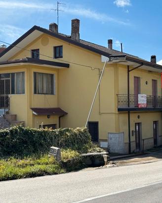 Bifamiliare fronte strada con giardino