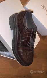 Scarpa finto coccodrillo