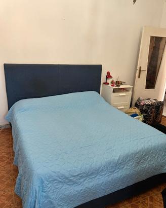 Letto matrimoniale con spalliera imbottita