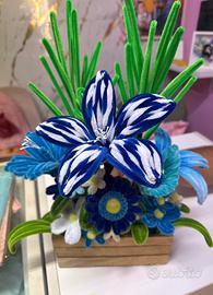 cesto con composizione fiori in ciniglia.