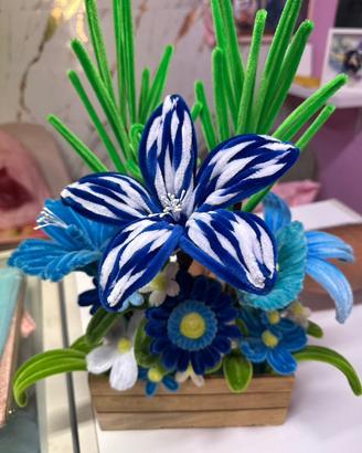 cesto con composizione fiori in ciniglia.