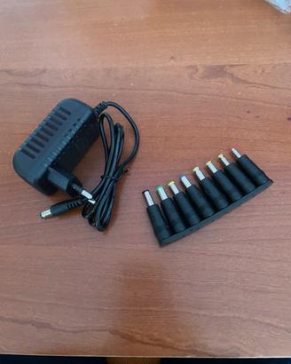 Alimentatore switching universale AC/DC con spine