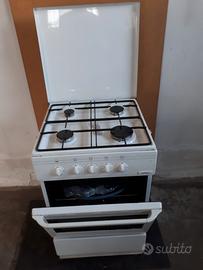 Cucina a gas con 4 fornelli