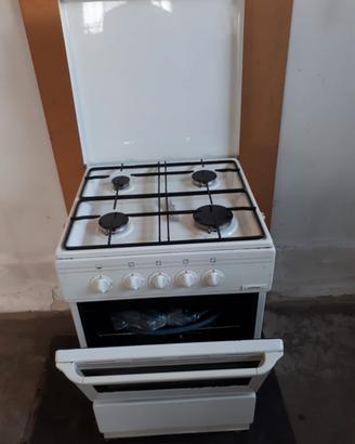 Cucina a gas con 4 fornelli