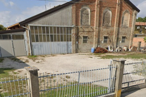 Capannone ex officina meccanica