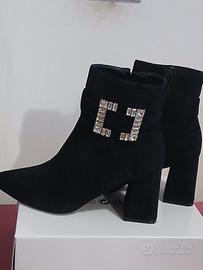 Stivaletto con fibia con strass