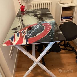 Scrivania e relativita sedia