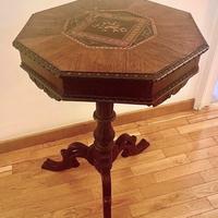 Tavolino intarsiato e tanti mobili eleganti