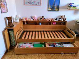 cameretta con letto scrivania cassettiera e sedia