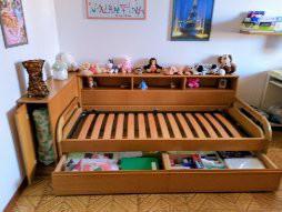 cameretta con letto scrivania cassettiera e sedia