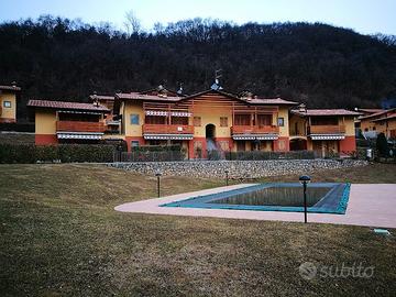 Bianzano con due camere posto auto e piscina