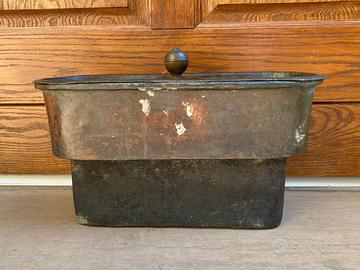 Antica pentola in rame coperchio cucina economica