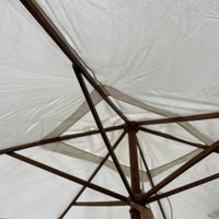 Ombrellone grande in tela con base in cemento