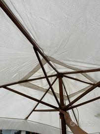 Ombrellone grande in tela con base in cemento