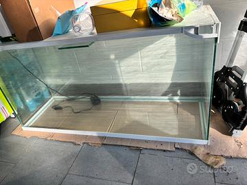 Acquario per pesci retroilluminato