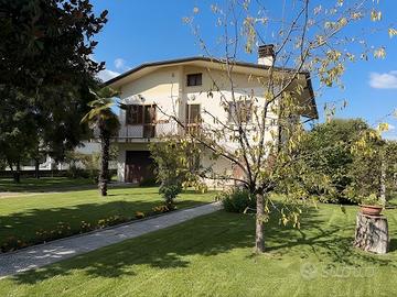 Casa indipendente su tre piani con ampio giardino