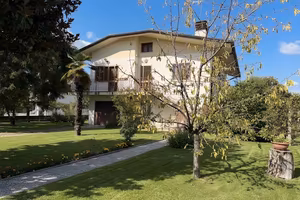 Casa indipendente su tre piani con ampio giardino