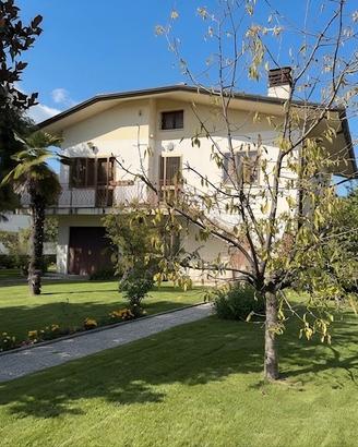 Casa indipendente su tre piani con ampio giardino