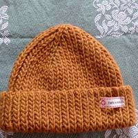 Cappello fatto a mano in lana  color senape unisex
