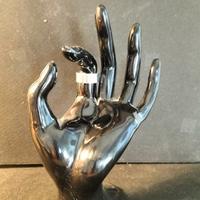 Portagioie nero a forma di mano.