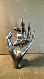 Portagioie nero a forma di mano.