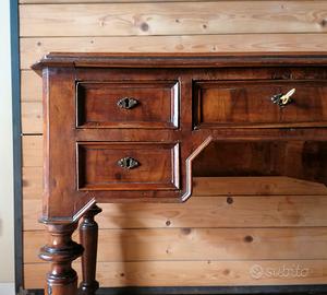Scrittoio in noce di inizio '800 con cassetti 