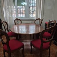 Tavolo apribile e sei sedie